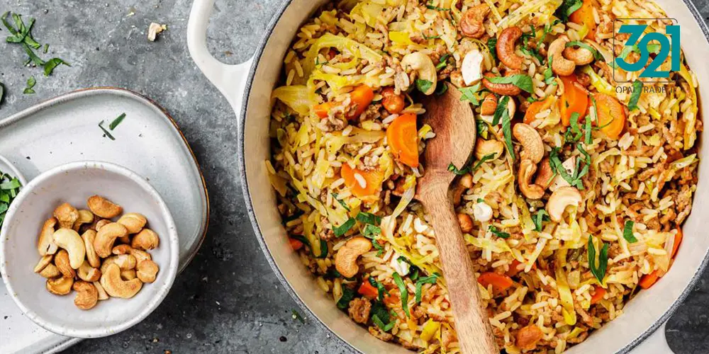 طرز تهیه هویج پلو با گوشت چرخ کرده را مرحله‌به‌مرحله یاد بگیرید. یک غذای سنتی خوشمزه و مجلسی برای مهمانی‌ها و سفره‌های ایرانی. خرید ظروف سرو لوکس از فروشگاه اینترنتی تجارت اپال برای زیبایی سفره.