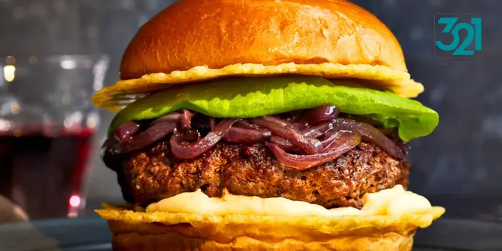 طرز تهیه همبرگر خانگی با گوشت چرخ کرده را مرحله به مرحله یاد بگیرید. یک همبرگر خوشمزه و سالم در خانه درست کنید. خرید ظروف سرو غذا از فروشگاه اینترنتی تجارت اپال برای لذت بیشتر از وعده‌های خانگی.